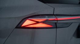 MG HS Hybrid+ Exclusive - lewy tylny reflektor - w³±czony