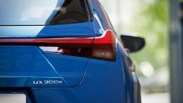 Lexus UX 300e - prawy tylny reflektor - w³±czony