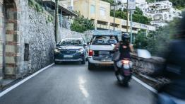 Cofanie i parkowanie z zamkniętymi oczami – systemy wspomagania parkowania w Skodzie