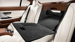 BMW serii 6 Gran Coupe - tylna kanapa złożona, widok z boku