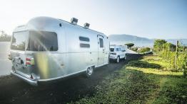 Cofanie i parkowanie z zamkniętymi oczami – systemy wspomagania parkowania w Skodzie