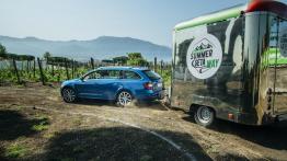 Cofanie i parkowanie z zamkniętymi oczami – systemy wspomagania parkowania w Skodzie