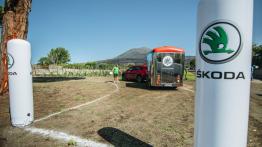 Cofanie i parkowanie z zamkniętymi oczami – systemy wspomagania parkowania w Skodzie