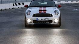 Mini Coupe - przód - reflektory włączone