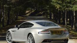 Aston Martin DB9 Facelifting Coupe - widok z tyłu