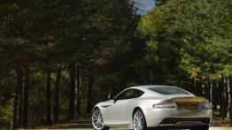 Aston Martin DB9 Facelifting Coupe - widok z tyłu