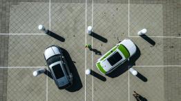 Cofanie i parkowanie z zamkniętymi oczami – systemy wspomagania parkowania w Skodzie