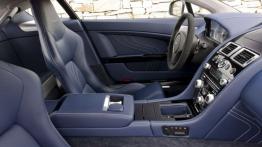 Aston Martin V8 Vantage S Coupe - widok ogólny wnętrza z przodu