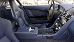 Aston Martin V8 Vantage S Coupe - widok ogólny wnętrza z przodu