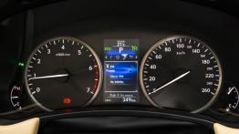 Lexus NX 200t (2015) w Seattle - zestaw wskaźników