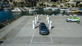 Cofanie i parkowanie z zamkniętymi oczami – systemy wspomagania parkowania w Skodzie