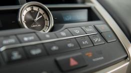 Lexus NX 200t (2015) w Seattle - zegarek