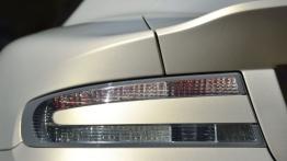 Aston Martin DB9 Facelifting Coupe - lewy tylny reflektor - wyłączony