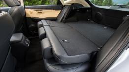 Lexus NX 200t (2015) w Seattle - tylna kanapa złożona, widok z boku