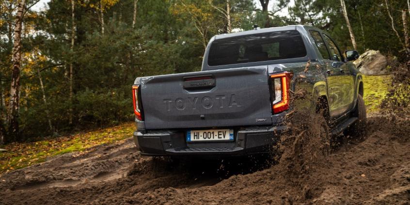Nowa Toyota Hilux jest rewolucyjna. Aż 4 rodzaje napędu, w tym elektryczny