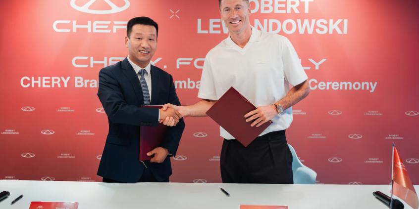 Robert Lewandowski podpisał umowę z chińskim gigantem. W Polsce ta marka jest coraz popularniejsza