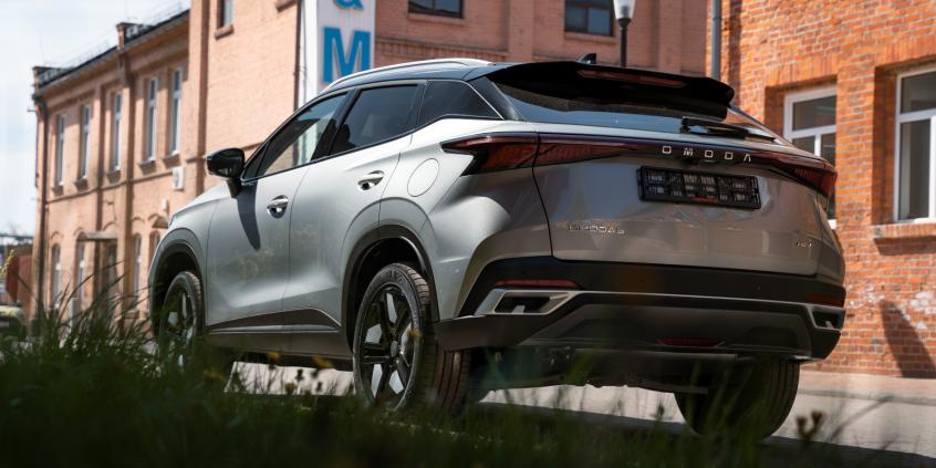 Omoda 5 (1.6 T-GDI) vs Mazda CX-30 (e-Skyactiv X) – chiński luksus w standardzie vs japońska inżynieria. Porównanie wyposażenia Premium vs Homura