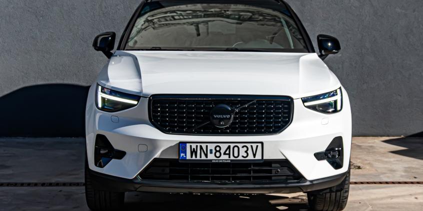 Test: Volvo XC40 B4 Ultra Black Edition to weteran, który nie boi się młodzieży. Ma parę blizn i wciąż wiele atutów