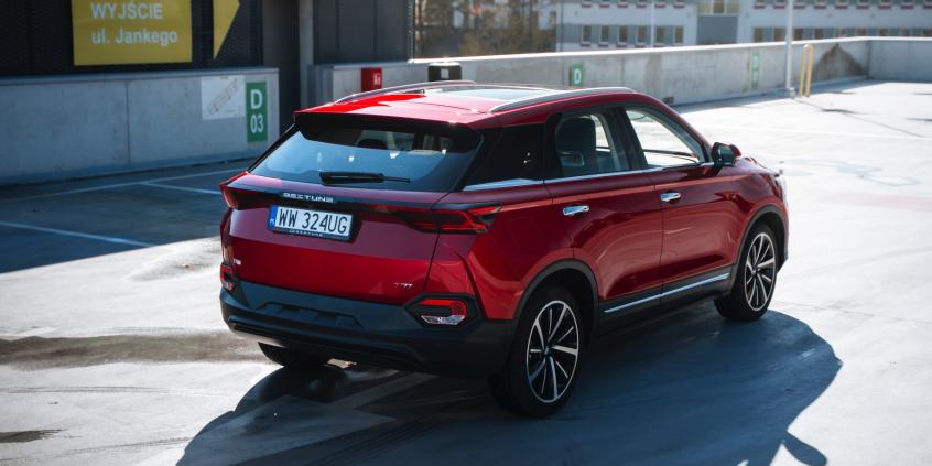 Bestune T77 to pozorna okazja. Ma jednak jedną zaletę