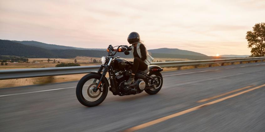 Jak dobrać motocykl dla niskiej kobiety i o czym pamiętać?