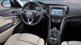 Opel Zafira ze zmienionym przodem i wnętrzem