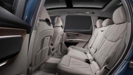 Nowe Audi Q7 z dieslem V6 i kosmicznymi światłami debiutuje na rynku. BMW i Mercedes mają poważny problem