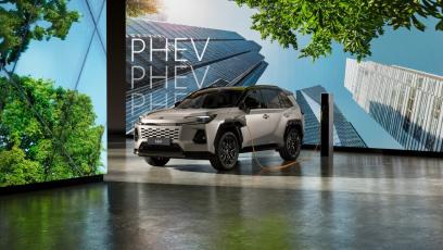 Nowa Toyota RAV4 2026 w wersji hybrydy plug-in zyskała 304 KM i niższą cenę