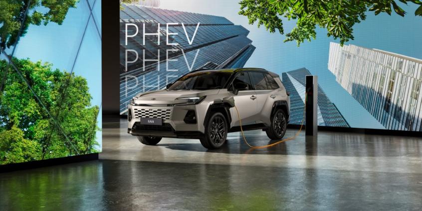 Nowa Toyota RAV4 2026 w wersji hybrydy plug-in zyskała 304 KM i niższą cenę