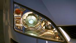 Ford Mondeo - prawy przedni reflektor - włączony