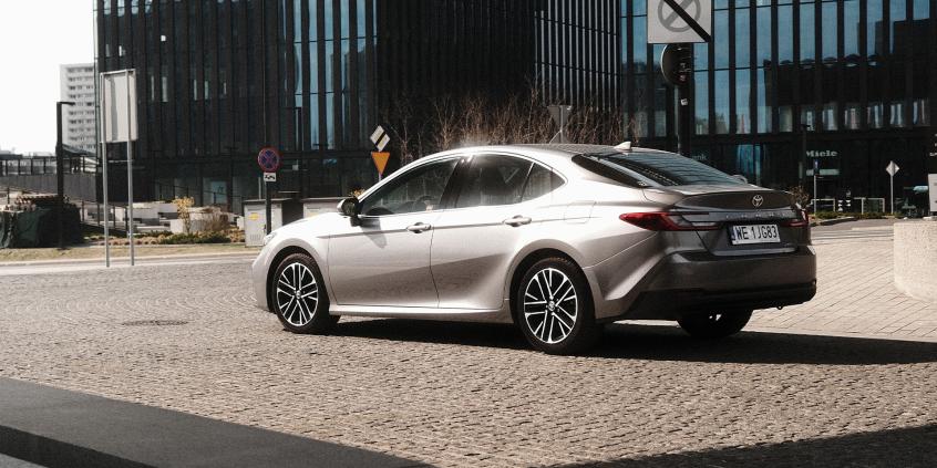 Toyota Camry Hybrid Executive wydaje się nudna, a jest świetna. Niczego nie udaje, bo nie musi