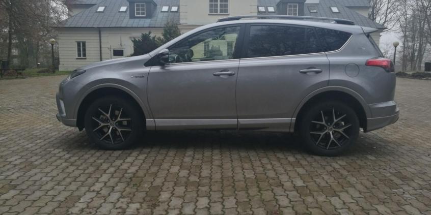 Toyota RAV4 – zima z hybrydą