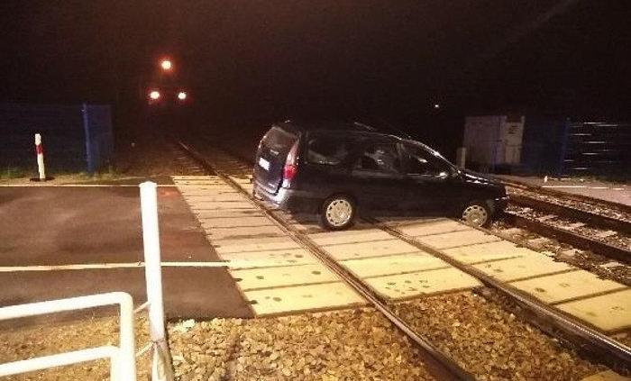Utknął na przejeździe kolejowym. Było o krok od tragedii