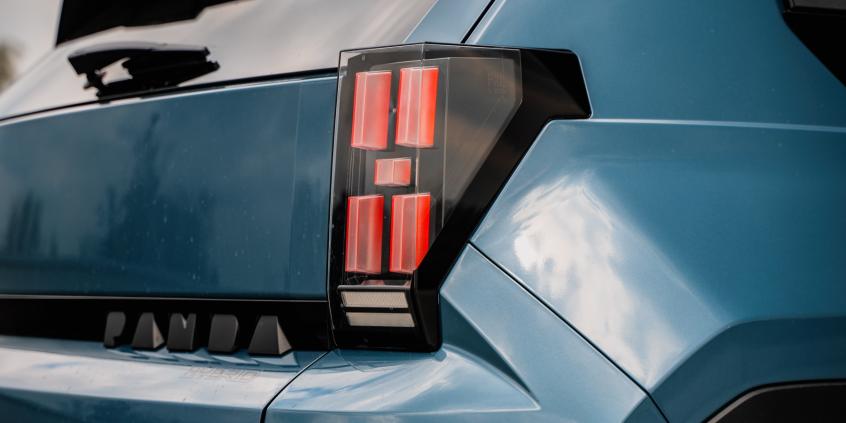 Fiat Grande Panda Hybrid La Prima urzeka prostotą i zaskakuje przestrzenią. Włosi wrócili do formy