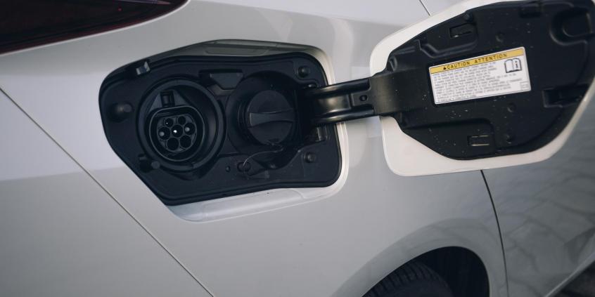 Ładowanie hybrydy plug-in w aglomeracji – ułatwienie czy wielki problem?