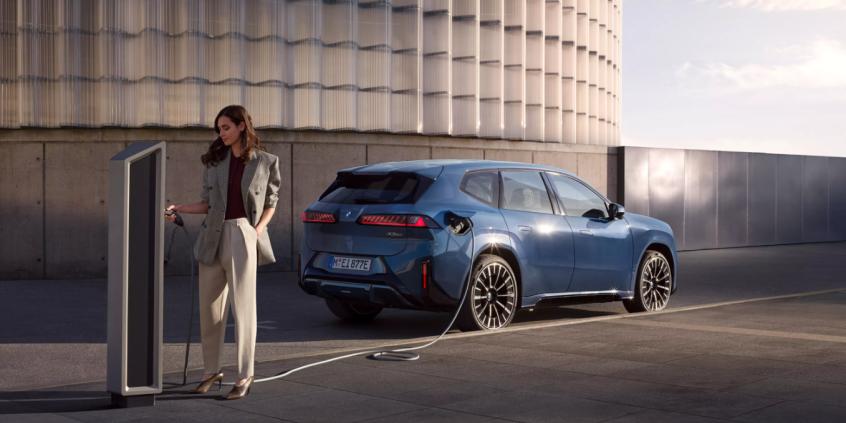 BMW usuwa przyciski z aut. Nowe iX3 przenosi obsługę do ekranu i sterowania głosowego