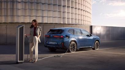 BMW usuwa przyciski z aut. Nowe iX3 przenosi obsługę do ekranu i sterowania głosowego