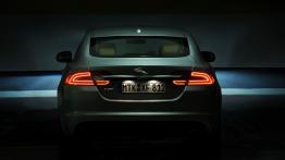 Jaguar XF Facelifting 2.2 Diesel - tył - reflektory włączone