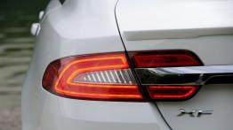 Jaguar XF Facelifting 2.2 Diesel - lewy tylny reflektor - włączony