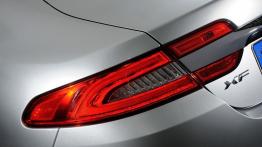 Jaguar XF Facelifting 2.2 Diesel - lewy przedni reflektor - wyłączony