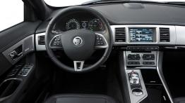 Jaguar XF Facelifting 2.2 Diesel - kokpit