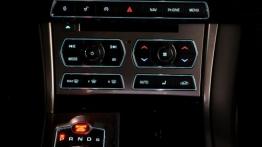 Jaguar XF Facelifting 2.2 Diesel - konsola środkowa