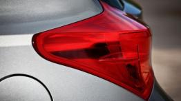 Toyota Auris II Hatchback 5d Diesel - lewy tylny reflektor - wyłączony