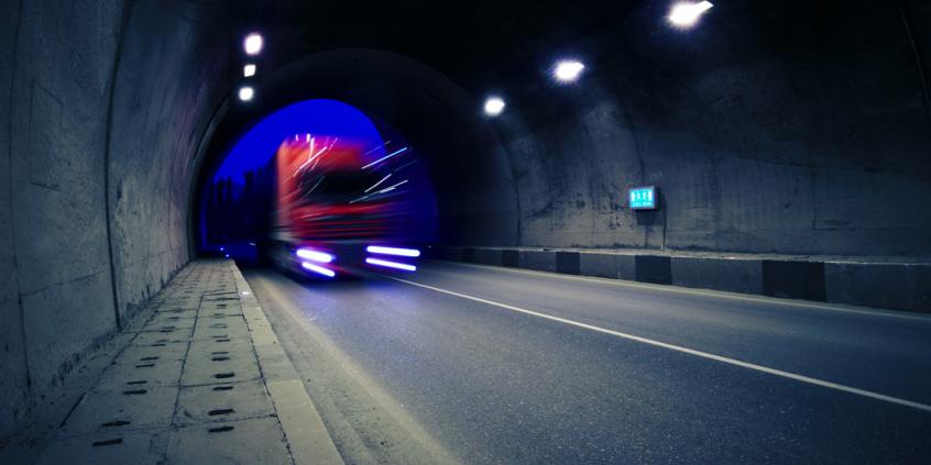Softstop w akcji. Koniec uderzeń ciężarówek w tunele?