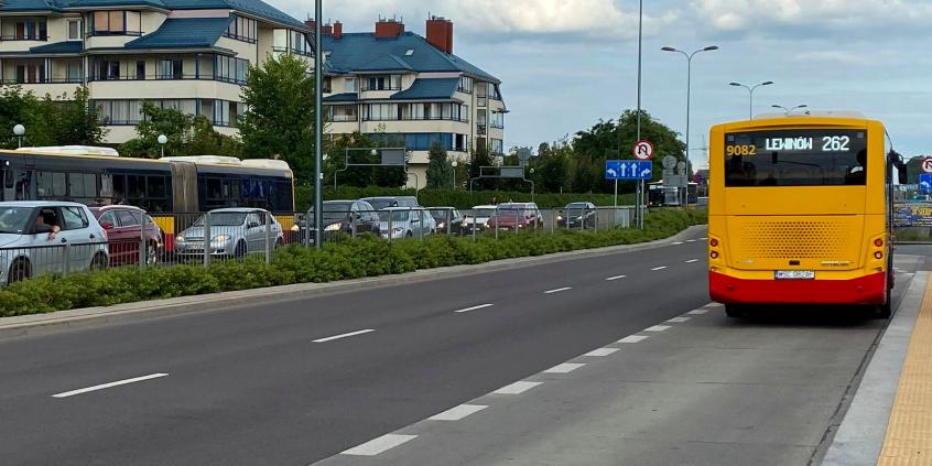 Pierwszeństwo autobusu wyjeżdżającego z zatoki? Wyjaśniam, na czym polega błąd w rozumieniu przepisu