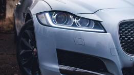 Jaguar XF - czarny charakter