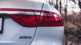 Jaguar XF - czarny charakter