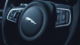Jaguar XF - czarny charakter