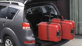 Citroen C-Crosser - tył - bagażnik otwarty