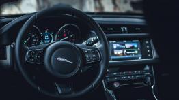 Jaguar XF - czarny charakter