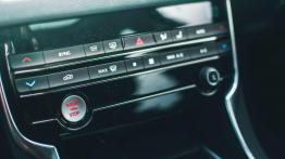 Jaguar XF - czarny charakter